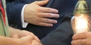 Adam Zawadzki przekazuje Betlejemskie Światło Pokoju przedstawicielom trzech ugrupowań zasiadajacych w Radzie Powiatu Mińskiego: Danielowi Milewskiemu, Antoniemu Tarczyńskiemu i Witoldowi Kikolskiemu - fot. 