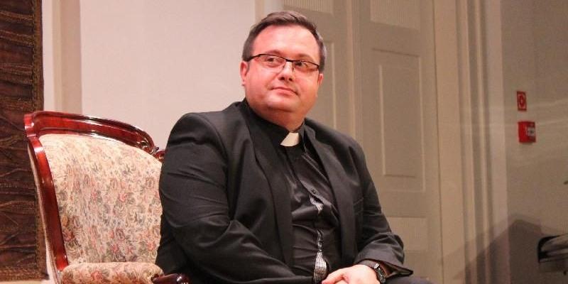 ks. Wojciech Hackiewicz w Sali Białej MOK, fot. materiały MOK - fot. 