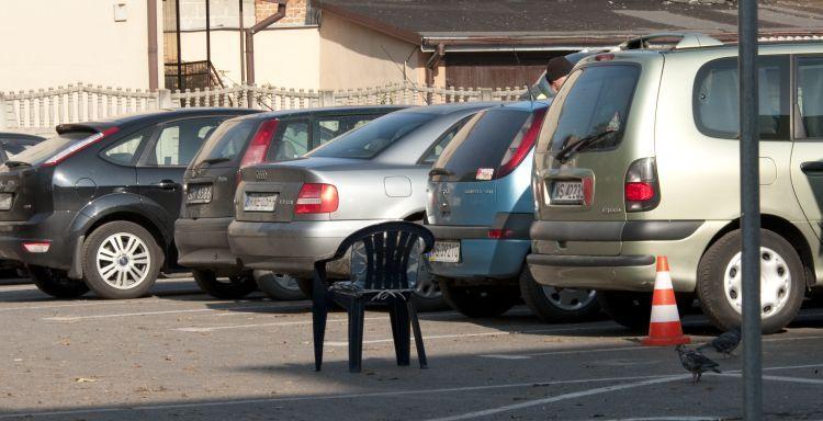 Prywatny parking przy DH „Atlas”. Fot. Janusz Mazurek - fot. 