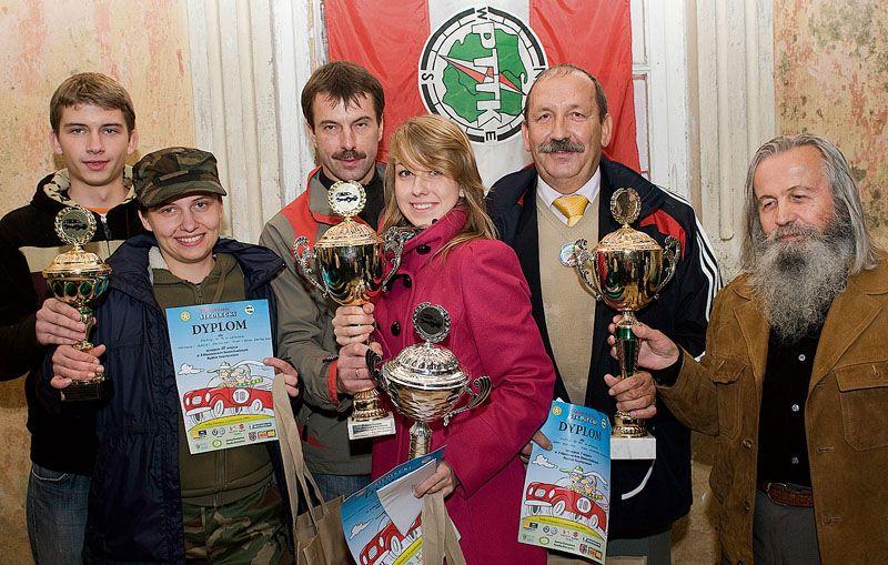Zwycięzcy rajdu, od lewej: Maciej Świtalski, Anna Świtalska, Dariusz Jastrzębski, 
Aleksandra Jastrzębska, Jerzy Mandał i Kazimierz Chochura. - fot. 