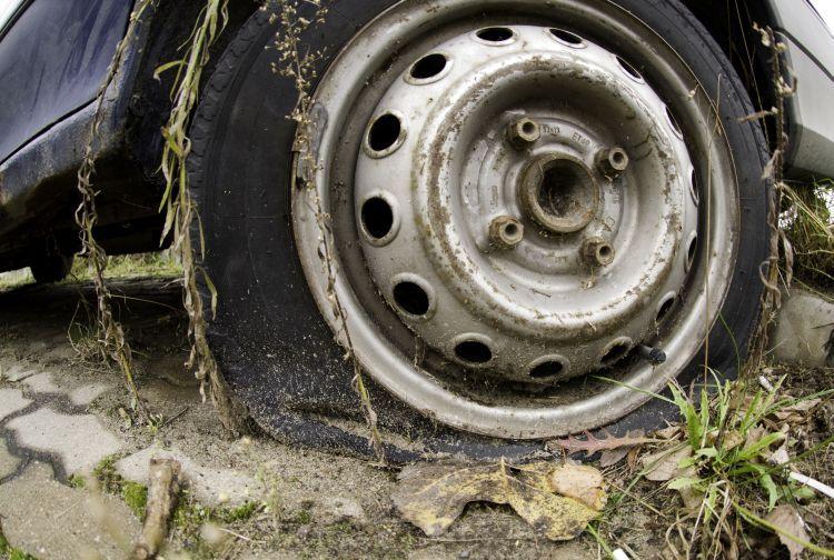 Co zrobić z wrakami zalegającymi na parkingach. Fot. Janusz Mazurek - fot. 
