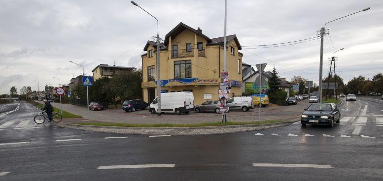 Nowe rondo nie ułatwia wyjazdu mieszkańcom ulic Srebrnej, Niklowej i Platynowej. fot. Janusz Mazurek - fot. 