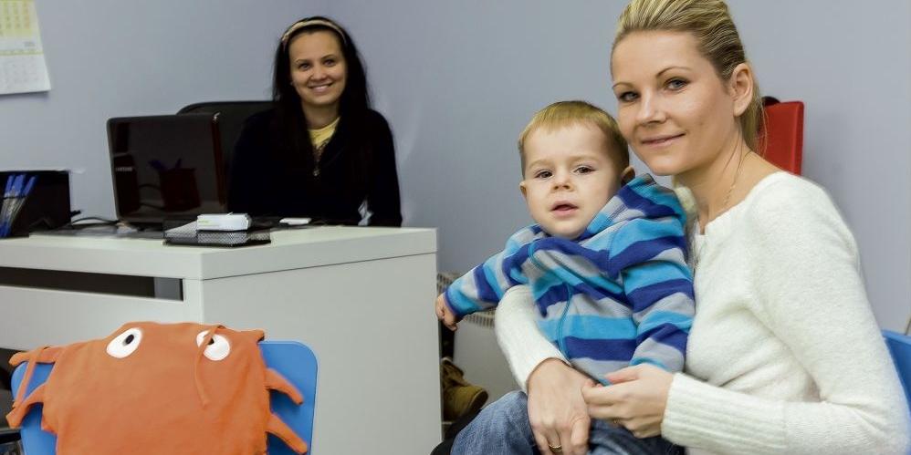 Aneta Biały (po prawej), szukając niani dla swojego synka, wpadła na pomysł założenia pierwszej w Siedlcach agencji opiekunek. Po lewej Justyna Sulej - pierwsza niania, zatrudniona przez agencję. (fot. J. Mazurek) - fot. 