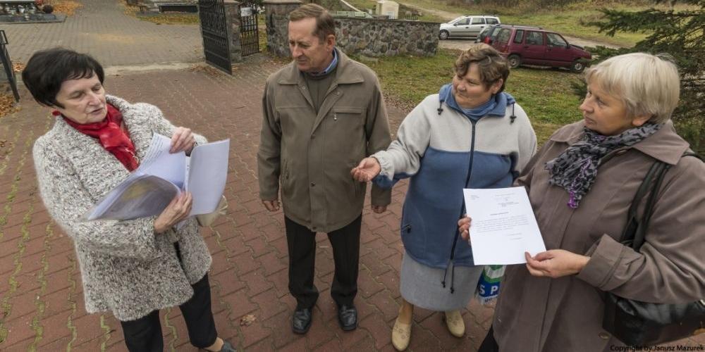 Wanda Dołęgowska, Henryk Chomicki, Marianna Oksiuta i Helena Kościukiewicz zebrali prawie 1200 podpisów. Fot. Janusz Mazurek - fot. 