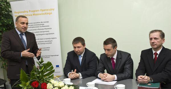Grzegorz Schetyna (z lewej) podczas podpisania umowy miedzy samorządem wojewodztwa mazowieckiego a SP ZOZ. Fot. J. Mazurek - fot. 