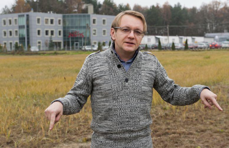 Prezes „Zentisu”, Ireneusz Lichota pokazuje miejsce, 
w którym powstanie m.in. Centrum Innowacji i Rozwoju Nowych Produktów. Fot. Janusz Mazurek - fot. 