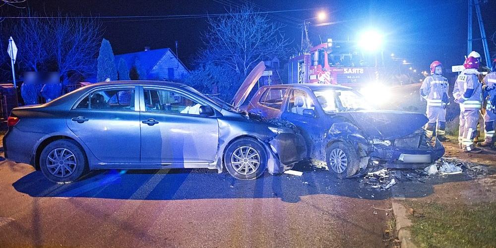 Do tego wypadku doszło 25 listopada w Wodyniach. 36-letni kierowca toyoty corolli
zignorował znak STOP na skrzyżowaniu i zderzył się z vw passatem kierowanym przez 53-letniego
mężczyznę. Kierowcę i 18-letniego pasażera passata przewieziono do szpitala. - fot. 