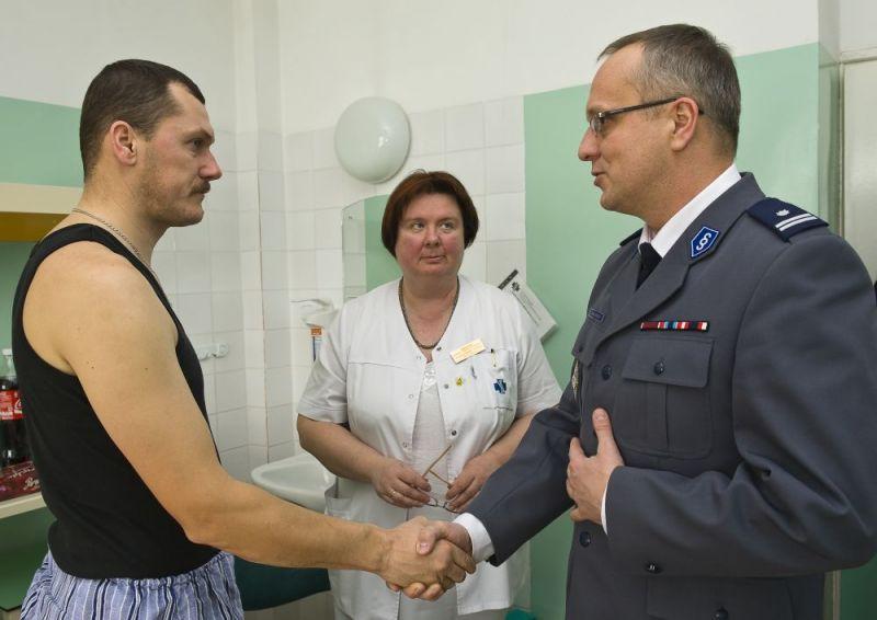 Podinspektor Marek Fałdowski w obecności ordynator oddziału laryngologicznego, Ewy Komoń-Koteckiej gratuluję bohaterskiemu policjantowi (fot. J. Mazurek) - fot. 
