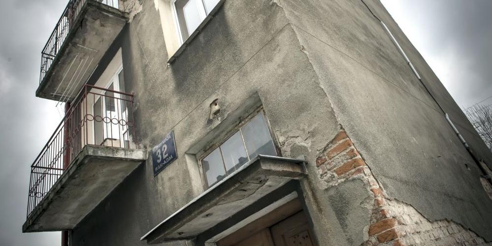 W budynku przeznaczonym do rozbiórki została już tylko pani Dorota., Fot. J. Mazurek - fot. 