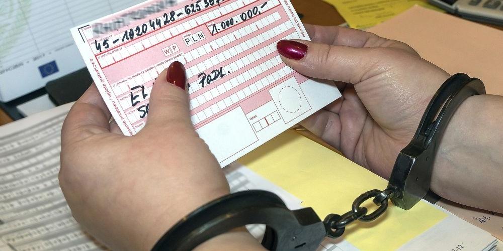 Wyprowadziła z firmy prawie milion złotych.