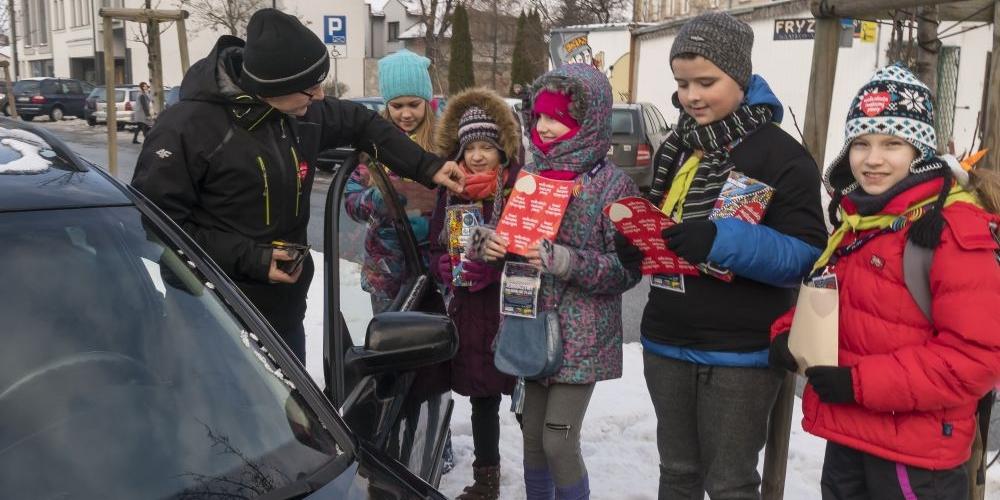Ten kierowca zatrzymał się na  ulicy, żeby wrzucić do puszki pieniądze dla WOŚP-u. Fot. Janusz Mazurek