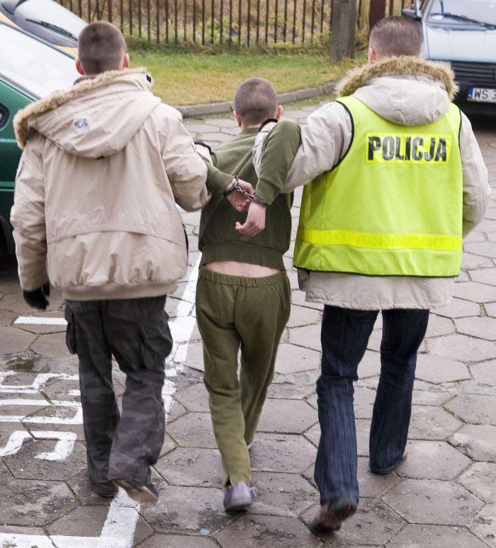 Podejrzany o zabójstwo w drodze do prokuratury - fot. 
