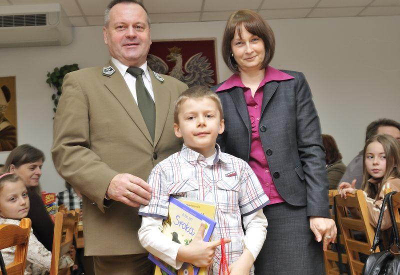Nadleśniczy Janusz Szerszeń z laureatem Sylwestrem Izdebskim i opiekunką. (fot. J. Mazurek)  - fot. 