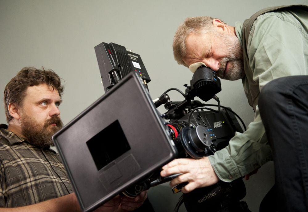 Witold Stock (z prawej), główny realizator zdjęć do filmu wraz z jednym ze swoich asystentów. (fot. Janusz Mazurek) - fot. 