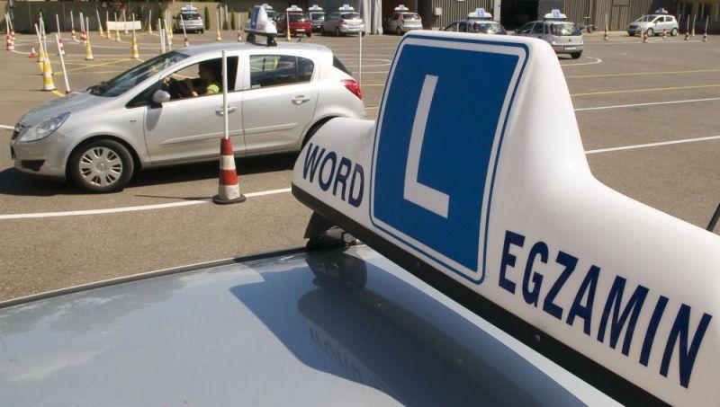 Od lutego 2012 r. zmienią się zasady egzaminu teoretycznego na prawo jazdy. (fot. J. Mazurek) - fot. 