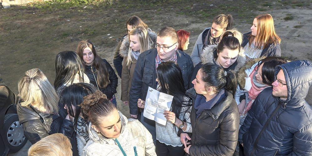 Młodzi ludzie zwolnieni z siedleckiej firmy Home Broker. Fot. Janusz Mazurek - fot. 