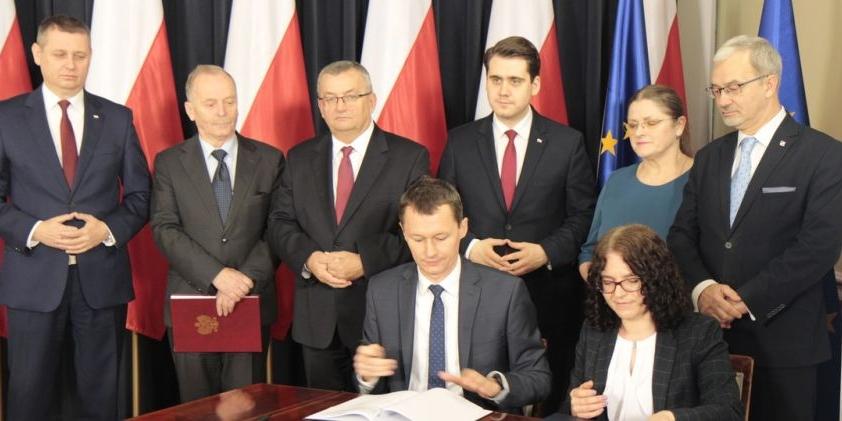 Podpisanie umowy fot. www.gov.pl - fot. d