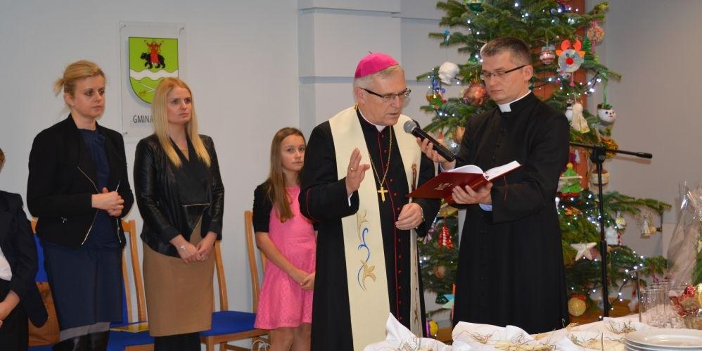 Ksiądz biskup na spotkaniu opłatkowym w Urzędzie Gminy Siedlce - fot. UG
