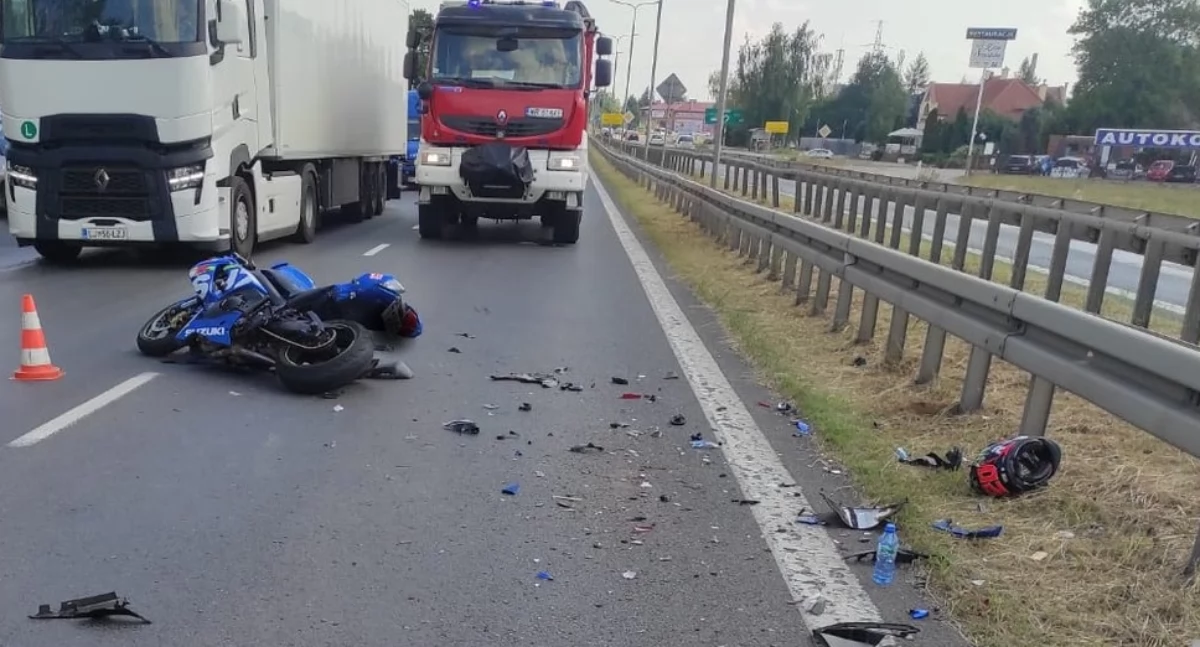 Motocyklistów w razie kolizji czy upadku nie chroni karoseria pojazdu, co sprawia, że skutki wypadków bywają tragiczne. Zdjęcie KMP w Radomiu