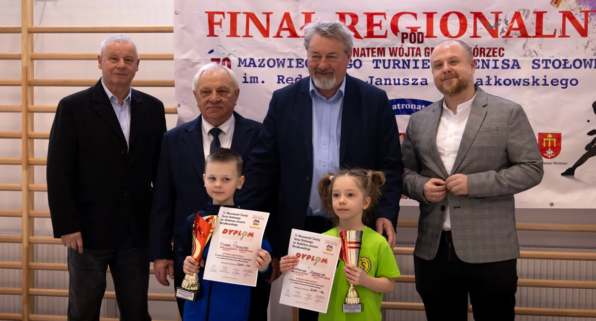 Dekoracja najmłodszych uczestników Finału Regionalnego 70. Turnieju Tenisa Stołowego im. redaktora Janusza Strzałkowskiego fot. Patryk Strzeliński
