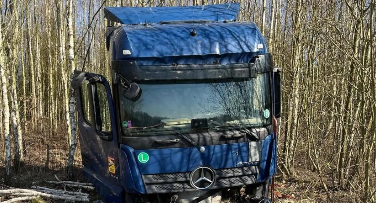 Ciężarowy mercedes znaleziony w lesie na terenie powiatu sokołowskiego. Był już częściowo zdemontowany fot. KPP w Węgrowie