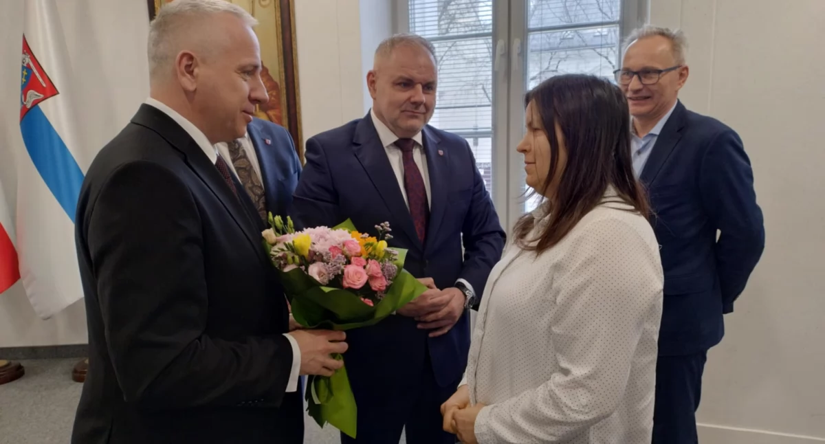 Agnieszka Kuryłek, kierowca MPK Siedlce otrzymała podziękowania za bohaterską postawę podczas ataku na nastolatka w miejskim autobusie. Fot. Kinga Ochnio  