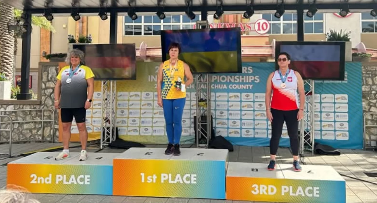 Marzena Wysocka na podium Halowych Mistrzostw Świata Weteranów fot. Media klubowe Feniksa Siedlce