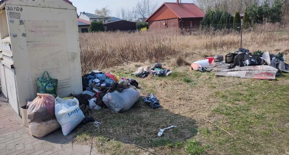 Tworzy się śmietnisko przy ul. Wiązowej - fot. Czytelniczka