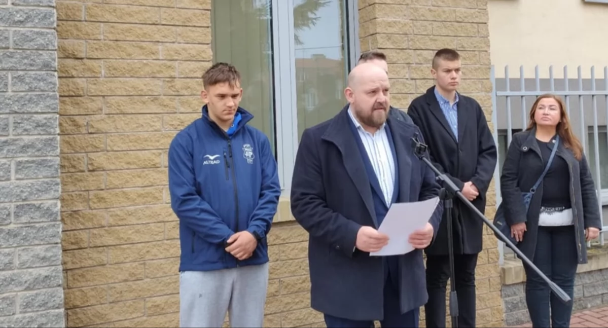 Zaatakowany przez Ukraińca nastolatek i działacze Konfederacji. Przemawia Łukasz Kalaciński. Fot. KO