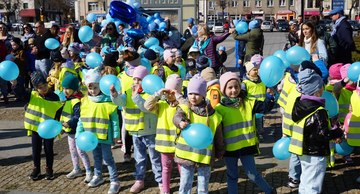 Happening w kolorach niebieskich na Rynku Mariackim w Węgrowie.  fot. sej