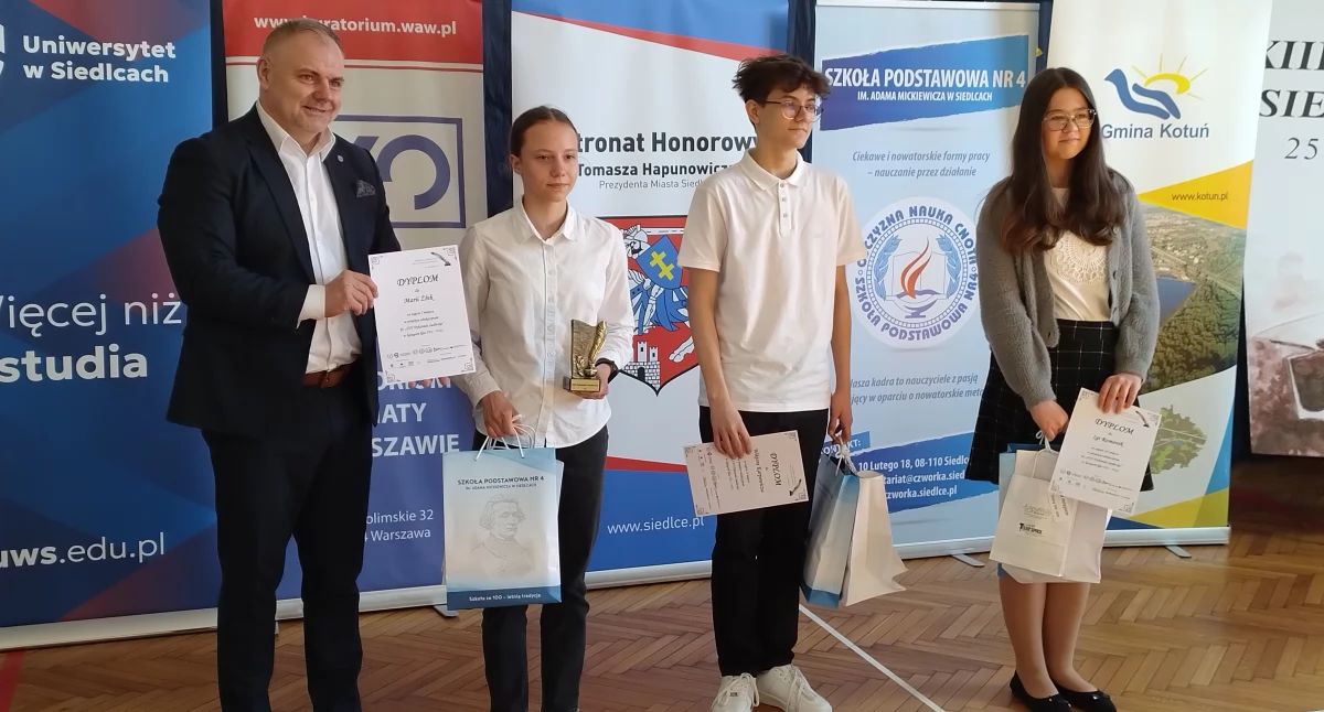 Przewodniczący Rady Miasta Robert Chojecki i laureaci w kategorii klasy VII-VIII: Maria Żbik, Wiktor Karpowicz, Iga Romanik. Fot. KO