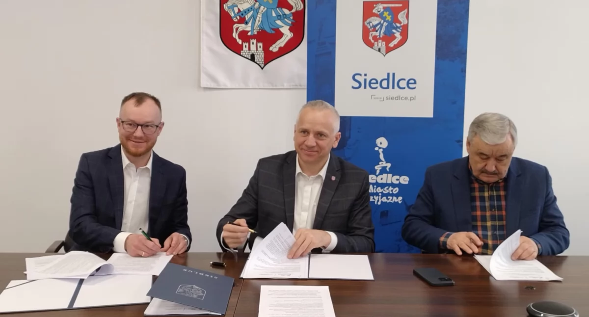 Podpisanie umowy w urzędzie miasta.