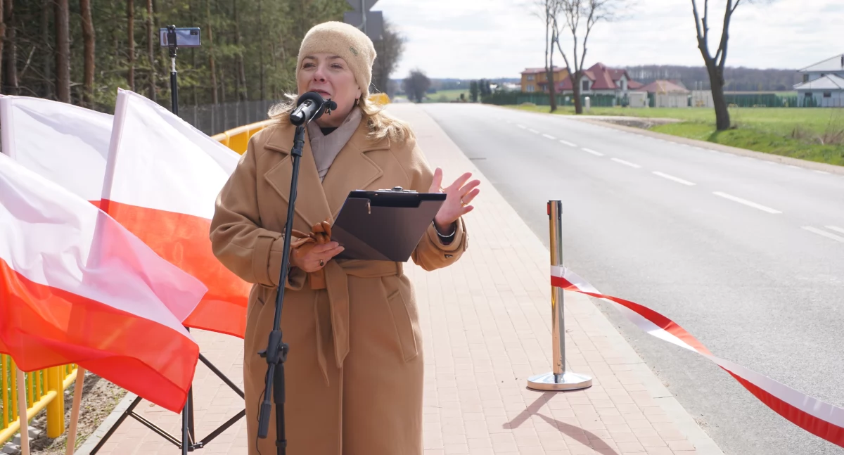 Starosta węgrowska Ewa Besztak podczas otwarcia drogi Węgrów-Ruchna.  fot. sej