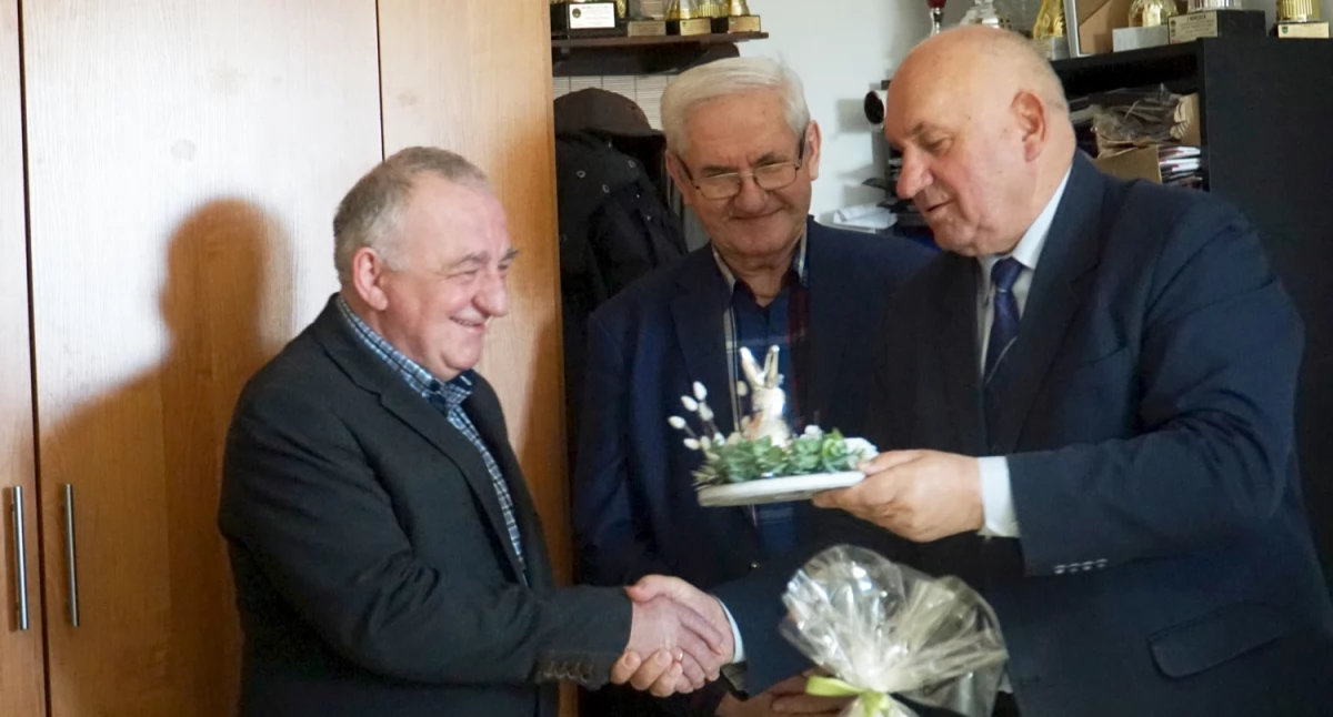 Wójt Gminy Siedlce Henryk Brodowski wręczył prezesowi WLKS Ryszardowi Borytańskiemu drobny upominek fot. Siriss