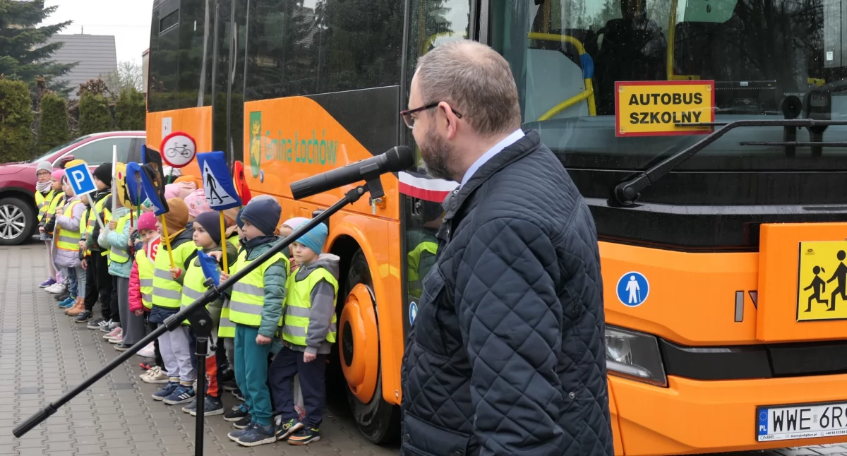 Powitanie nowego autobusu szkolnego w Łochowie.  fot. arch UM w Łochowie