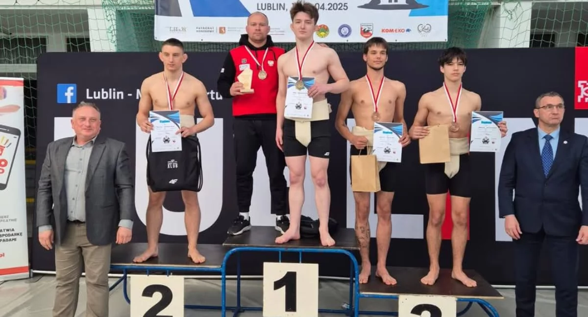 Igor Krawczyński na najwyższym stopniu podium w Mistrzostwach Polski Juniorów w sumo fot. Media klubowe WLKS