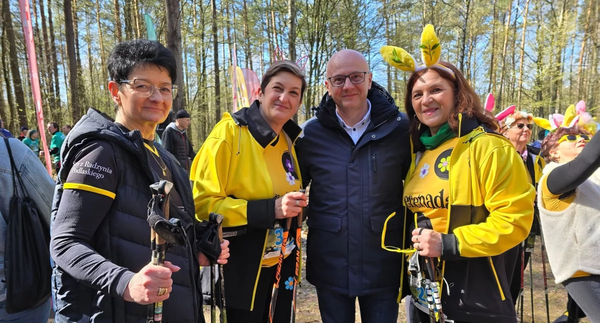 I Leśny Bieg Zająca. Wójt gminy Sokołów Podlaski Janusz Kur z uczestniczkami Nordic Walking (fot. UG Sokołów Podlaski)