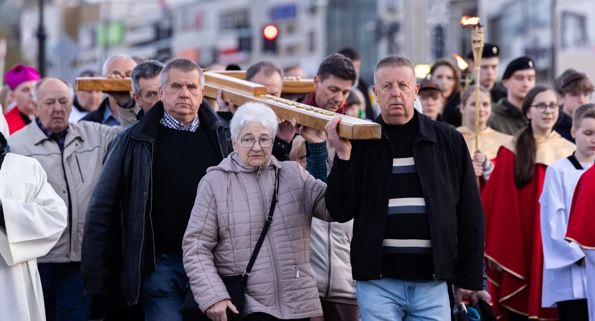 W siedleckiej Miejskiej Drodze Krzyżowej wzięło udział setki mieszkańców. Fot. Patryk Strzeliński
