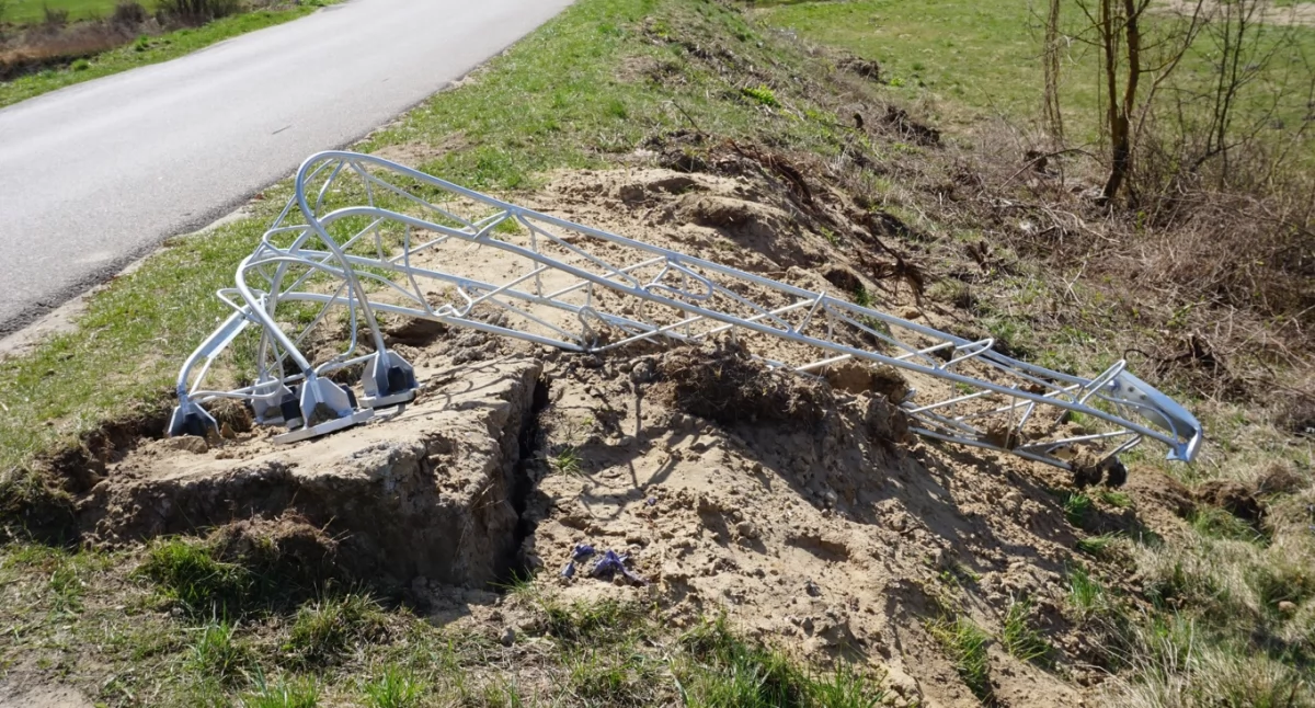  Jednego dnia zniszczono bramownice z jednej strony wjazdu,  a drugiego dnia z drugiej. Fot. SEJ