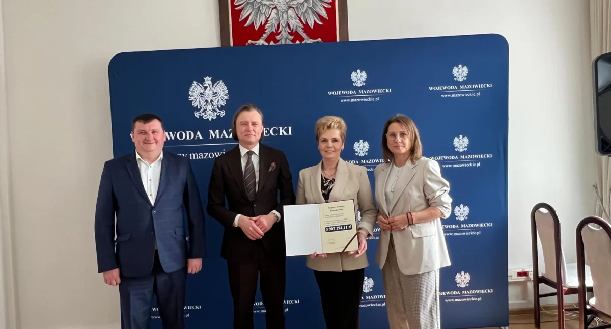 Starosta Bożena Niedzielak, wicestarosta Michał Michaluk oraz wojewoda  Mariusz Frankowski zawarli umowę w ramach Rządowego Funduszu Rozwoju Dróg, fot. arch. Starostwo Powiatowe w Łosicach