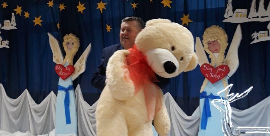Burmistrz Bogusław Karakula i jego prezent.