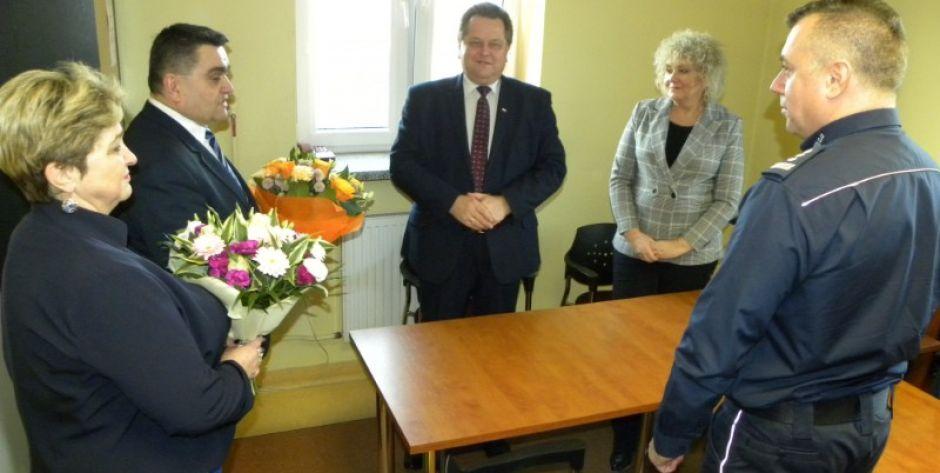 Kwiaty dla wiceministra Jarosława Zielińskiego i wicemarszałek Marii Koc od władz Łochowa.