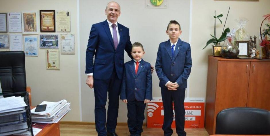 Dominik i Dawid Ogonowscy z wójtem Waldemarem Cyranem - fot. UG Sadowne