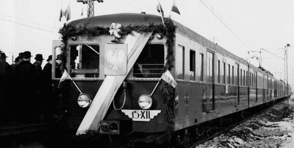 Inauguracyjny przejazd E91 nowo otwartą zelektryfikowaną linią średnicową z Pruszkowa do Otwocka. 15 grudnia 1936 roku. Zdj. Koncern Ilustrowany Kurier Codzienny – Archiwum Ilustracji via Narodowe Archiwum Cyfrowe - fot. Archiwum Państwowe