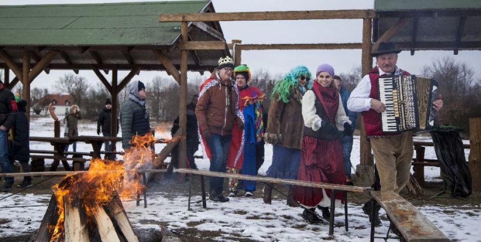 Korowód karnawałowy zakończył się ogniskiem nad Liwcem, fot. arch. Fundacji - fot. arch. Fundacji