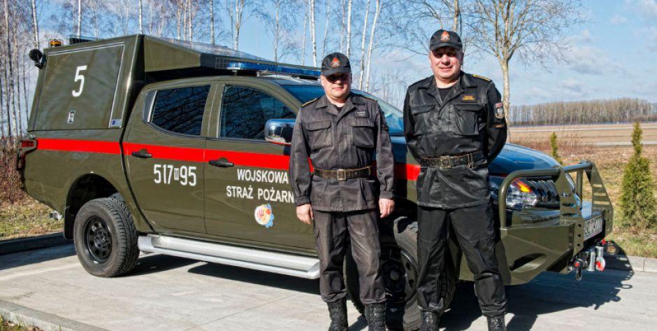 lekki samochód ratowniczo – gaśniczych Mitsubishi L200 dla jednostki w Mińsku Maz. , Dariusz Peciak, Tomasz Dąbrowski - fot. Aga Król