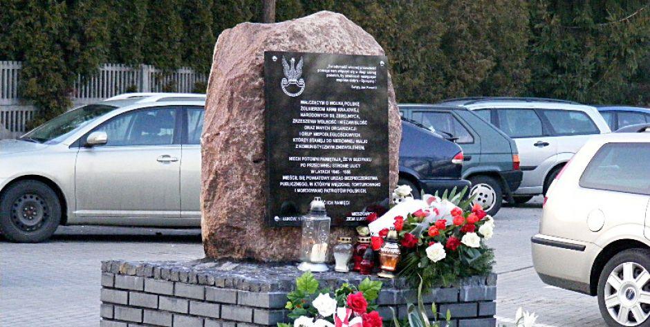 Pomnik u zbiegu ul. ks. Brzóski i 11 Listopada w Łukowie. Fot. PGL