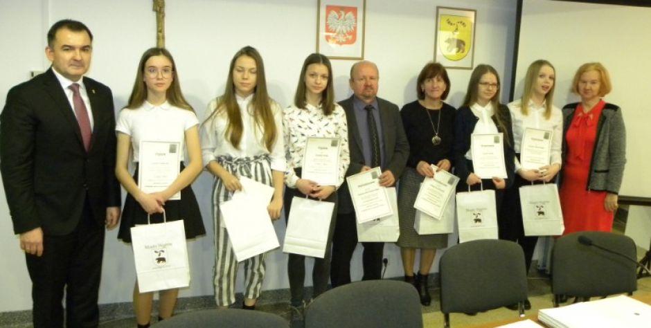 Laureaci konkursu historycznego z burmistrzem Pawłem Marchelą i wiceprzewodnicząca Rady Miejskiej Jolantą Roguską.  fot. sej