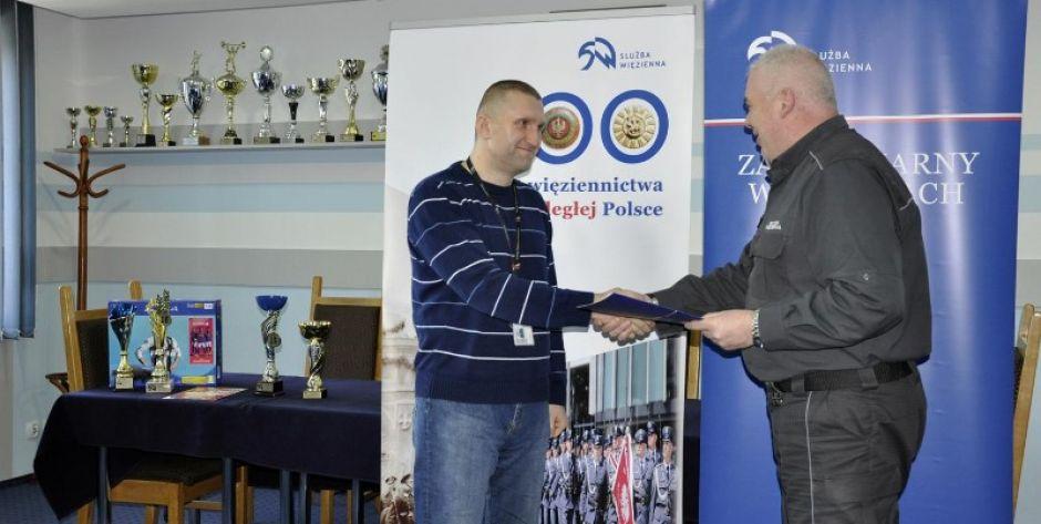 Kapitan Adam Łukasik przyjmuje gratulacje od dyrektora Zakładu Karnego w Siedlcach, ppłka Marka Suwińskiego, fot. ppor. Przemysław Turyk - fot. ppor. Przemysław Turyk