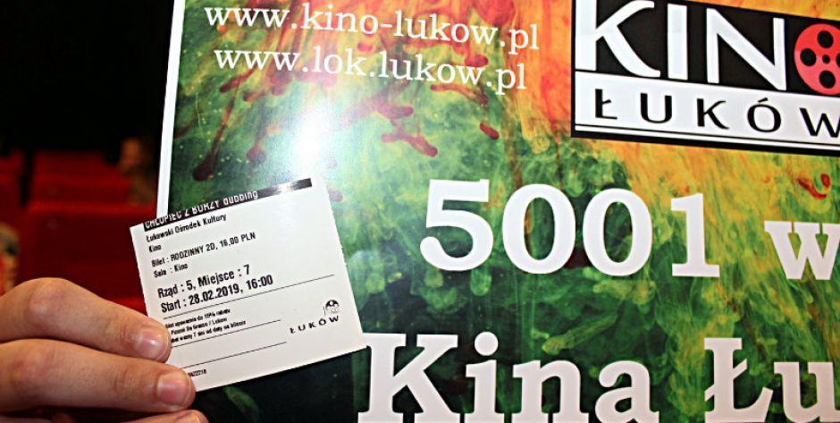 Nagroda dla 5001 widza, który w lutym odwiedził łukowskie kino. Fot. Arch. ŁOK - fot. Arch. ŁOK